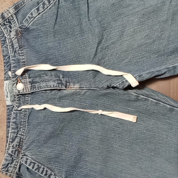 Old Navy Blue Jean Capri Pants Size 6 w Button and Drawstring - Picture 3 of 4